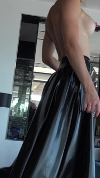 Černá tekutina v jejím latexovém úchopu #881