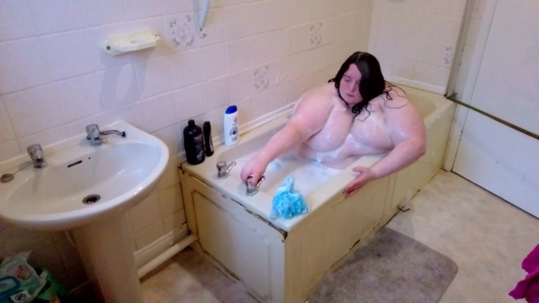 SSBBWLadyBrads: Sbbw attempts to take a bath, can she fit?