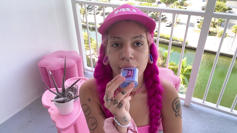Nali Marie: Bimbo vaping di wajahmu dengan awan awan di luar ruangan...