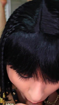 Cleopatra succhia un cazzo succoso