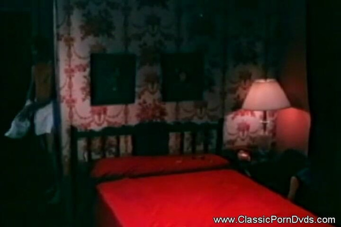 Classic Porn DVDs: Mamă sexy brunetă este futută și linsă în pizdă