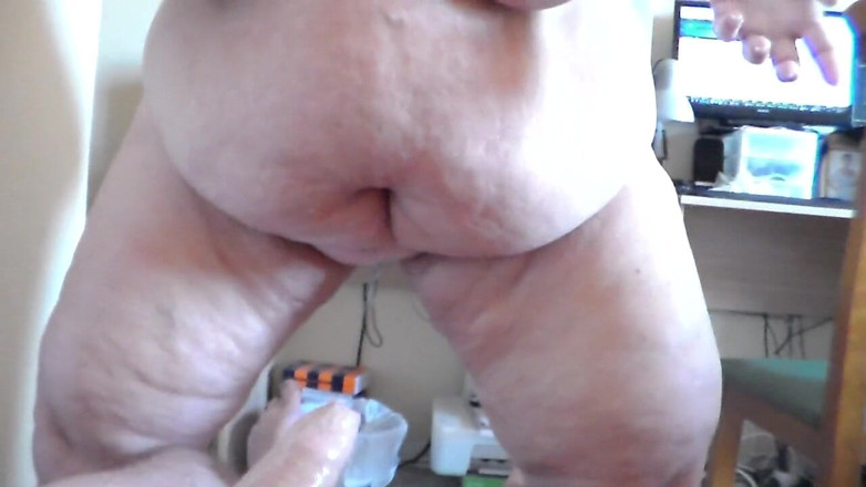 Sex hub couple: Jen is licking John's cock while he is peeing