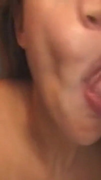 Brunetă seducătoare în plasă devorează pula trepidantă picurând spermă