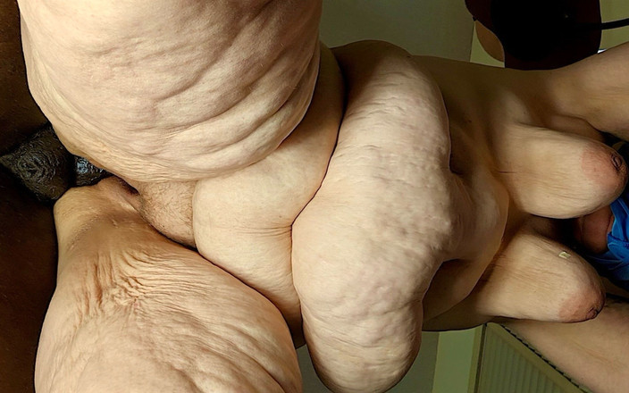 Big juicy ass booty clapper & jamdown: Большую толстую женщину трахают очень жестко, затем старый мужик черный член начал накачку и съемку огромных порций спермы в ее сочную киску