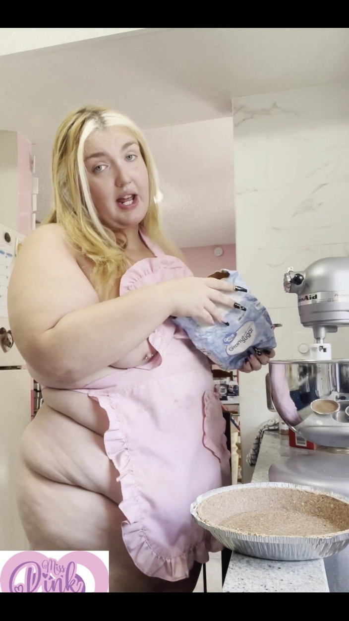 Miss Pink Plush: Cewek semok kulit putih di dapur
