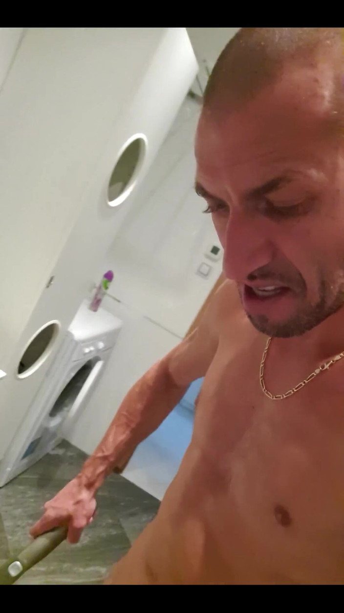 Boy jerking off: Pulizie a casa