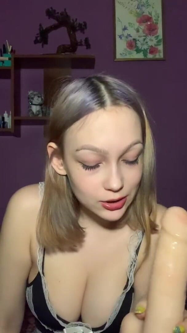 SashaSweet69: Succhia un grosso dildo