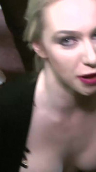 性感的金发女郎的恩典得到更多的