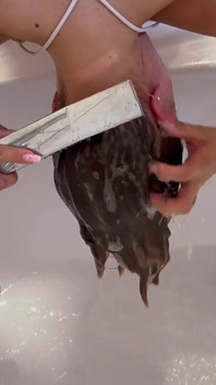 Lavagem de cabelo curvada sobre a banheira 2