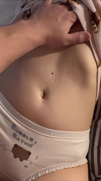 여자가 그녀의 순결을 잃을 준비가하고 당신이 사랑에있어 때문에 당신의 자지는 열심히하지 않습니다 그 순간.