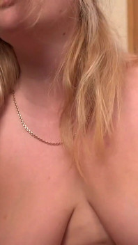 Blondynka dojrzała mama Alyona i chuda drobna dziewczyna Emmy Podziel się ogromnym kutasem w analnym trójkącie