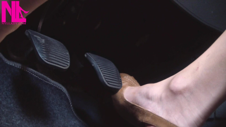 Nyllady: Vendetta e guida in sandali peeptoe marrone chiaro