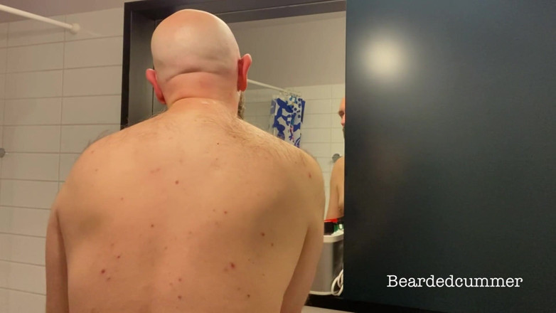 Beardedcummer: Ayah beruang mencukur kepala botaknya, tidak ada air mani