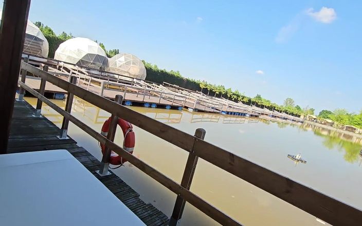 Ferrero anal experience: 巨大なチンポを持つ男が湖の近くで3人の女とセックス