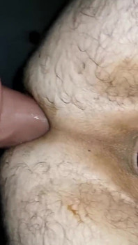 Une machine à baiser m’encule profondément avec un énorme gode