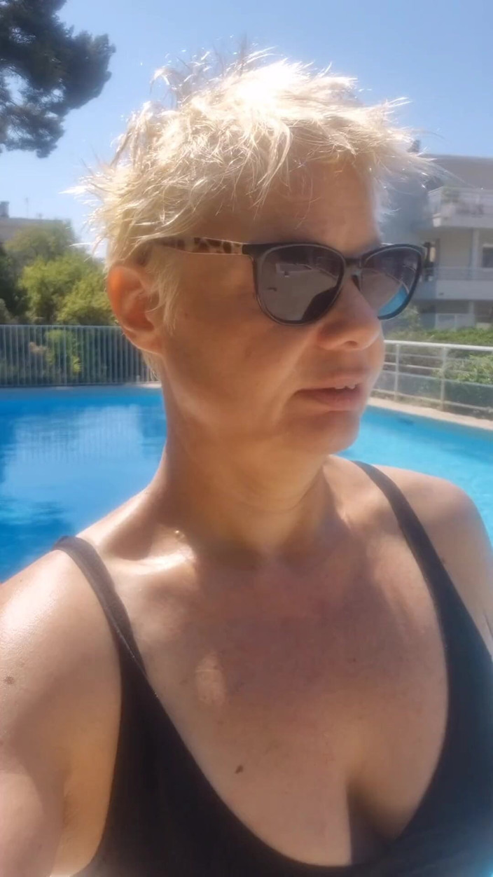 Sofy13: Exhib tại hồ bơi