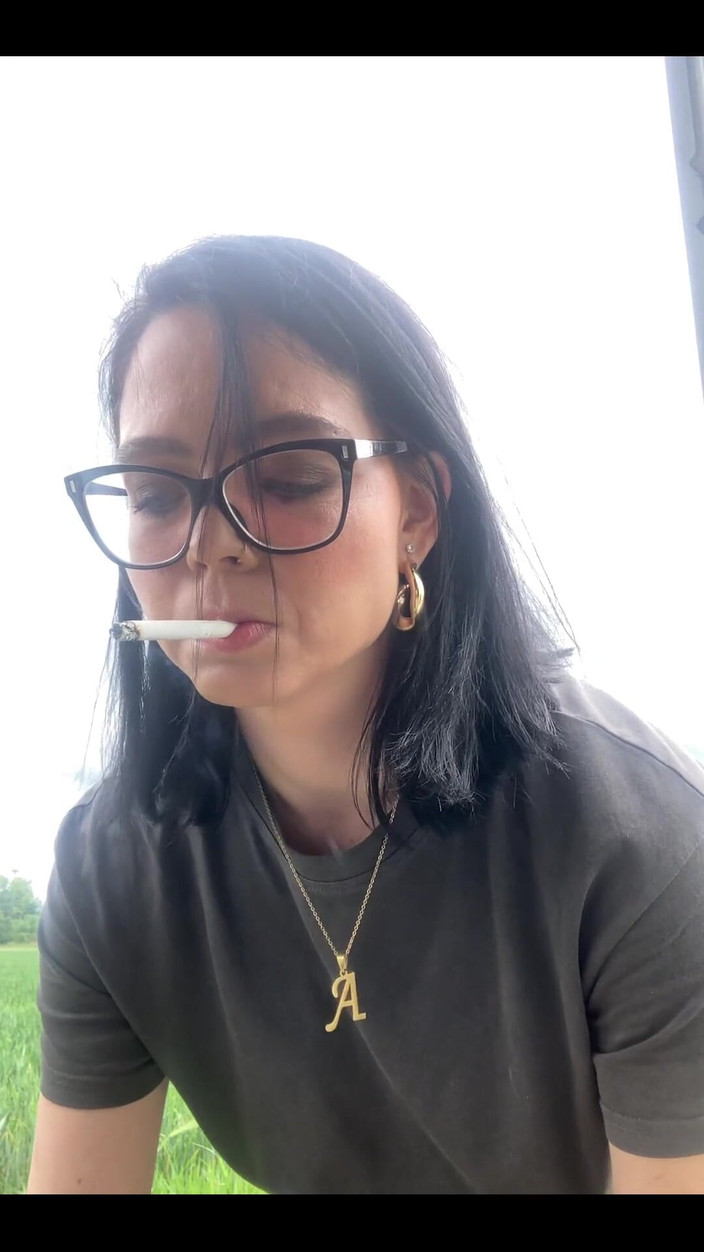 Shione Cooper: बाहर मेरी वैन में शूटिंग से पहले धूम्रपान 