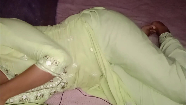 Deshi women: 友人の家で最も美しいインドのカップルのロマンス美しいタスニーム