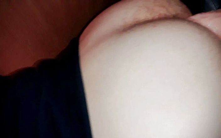 Cumster: Solo-twink liebt es, einen dildo für sein analloch zu benutzen