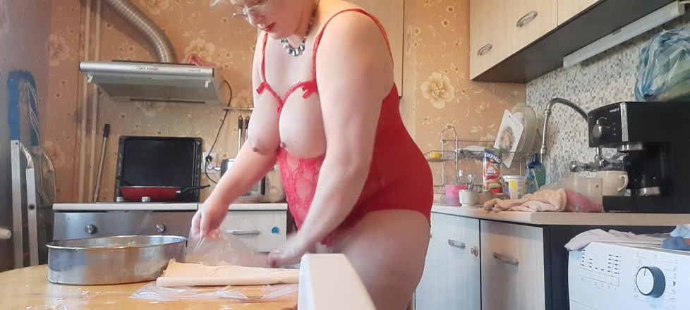 Putarankahotmilf: Cocinando en lencería sexy y exuberante en mi culo