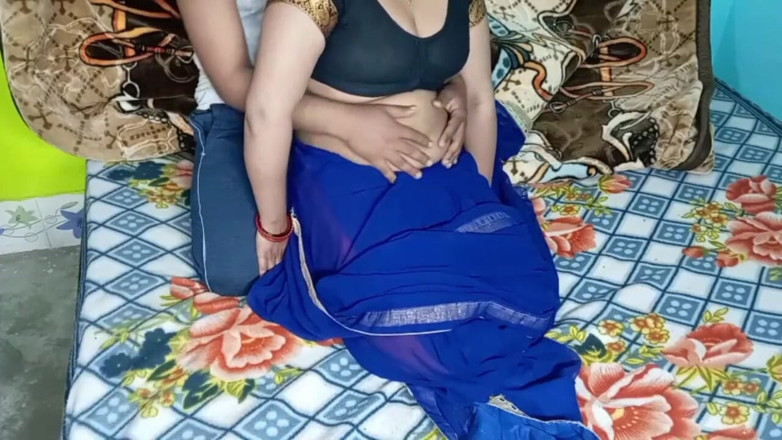 Manjushukla: Proaspăt bhabhi sexy în culoarea albastră sari.