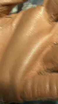 Prendre l’ambiance pour la séance : pouvoir renifler des gants en cuir avant que le fouet ne claque ! Lady Victoria Valente