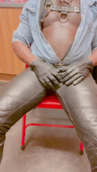 Paja De Jeans De Cuero Y Sesión De Paja Porno Gay Camisa Abierta