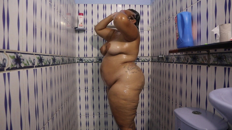 Lexly_16: 微胖女孩洗澡，为她的情人展示她所有的阴户和奶子