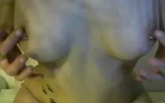 Brincando com meus mamilos perfurados sensíveis