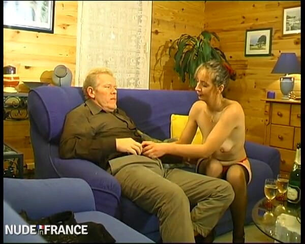La France a Poil: Eine Knochen-stiefmutter zu hause muss wissen, wie man lutscht!