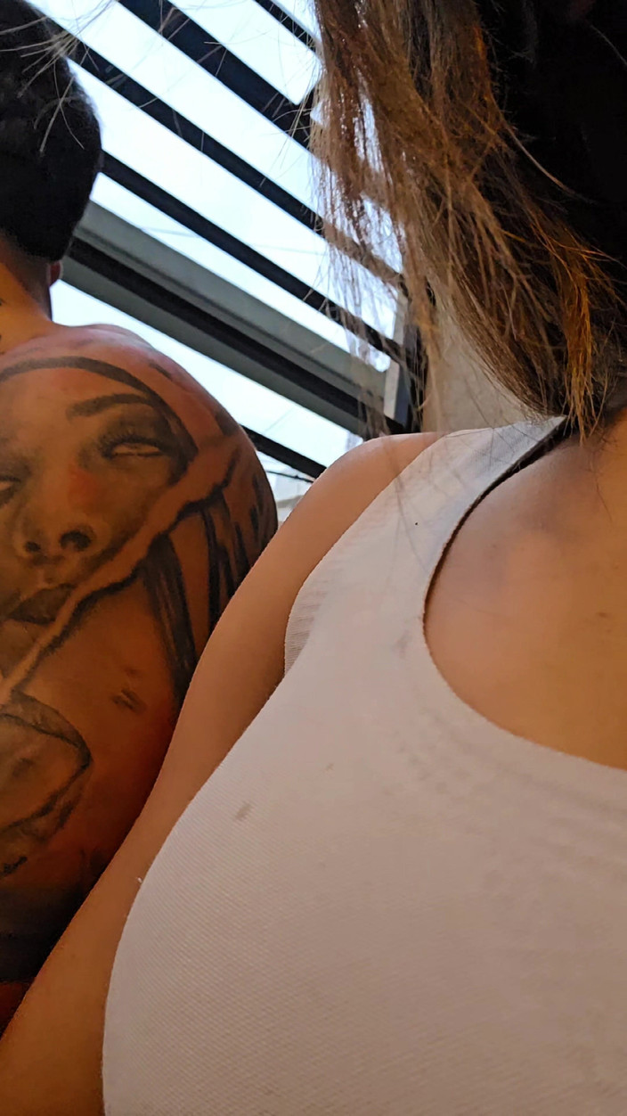 Young big apple: Amatör çift canlı yayında yemek yiyor