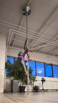 Magst Du Meinen Neuen Poledance-trick? Folgen Sie Mir Jetzt Für Wilde Inhalte.