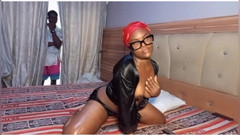 Fukalistik: Frumoasă gospodină nigeriană obraznică prinsă uitându-se la un gospodină uitându-se și...