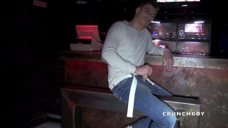 Raw French Bad boys: Twink bị badboy đụ trong phòng hậu trường ngoài trời