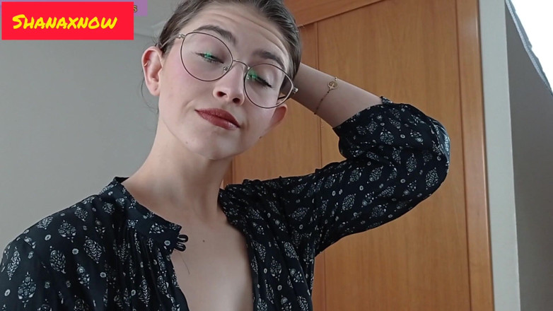 Shanaxnow: Seducție sensibilă cu fetiș cu gâtul de 18 ani