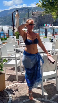 Amatörblond mogen fru njuter av sex efter promenaden