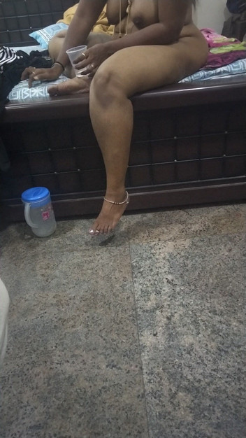 Tamil lesbian: Bercakap Tentang Kerja Seksnya Dengan Bogel