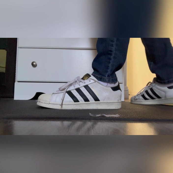 Tan feets: Tanfeets, géante latina mixte dans des baskets et des chaussettes,...