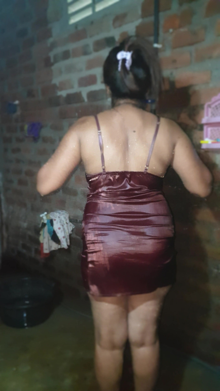 Tiyana: Hotwife Bathing