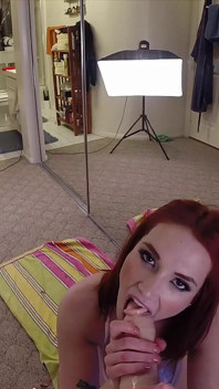 La formosa pornostar siri gioca con un dildo!