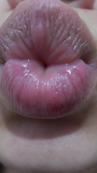 Meine indische stiefschwester hat einen kussfetisch und sendet ständig Küsse mit ihren lippen,