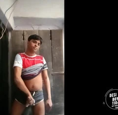 Il ragazzo indiano si mostra nudo