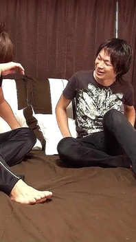 Amaenbo magra teen asiatica scopata nella figa stretta per la prima volta in trio