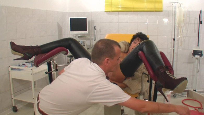 Rubber & Clinic Studio - 1ATOYS: Ketemu sama dokterku untuk injeksi - menggodanya