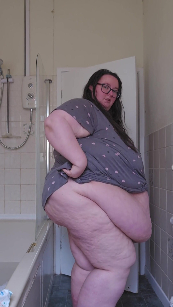 SSBBWLadyBrads: Ssbbw stript in de badkamer verkenning van vet lichaam