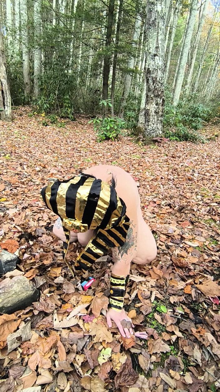 HerculesnVENUS: この売春婦はその葉の中で何をしているのですか?ひざまずいて?