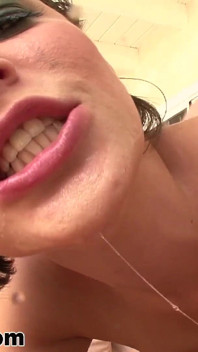 Bobbi Starr, énorme bite, pipe profonde et facial - ouah !