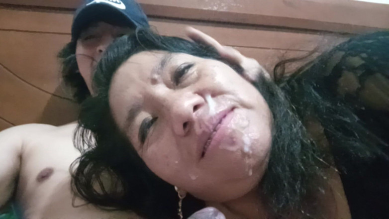 Moo DBOXXX: 얼굴에 우유를 짜고, 나와 섹스하는 걸 좋아하고, 남편은 여전히 교회에 있어