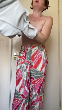 Sexy, tonica, la ragazza della porta accanto è come goldilocks provando nuovi vestiti!