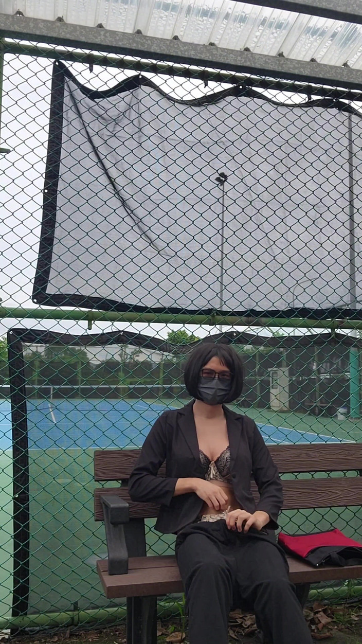 NotAFuta: Office Lady Crossdresser在公共场合射精